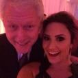 Demi Lovato orgulhosa com o selfie que fez com ex-presidente americano Bill Clinton, no facebook