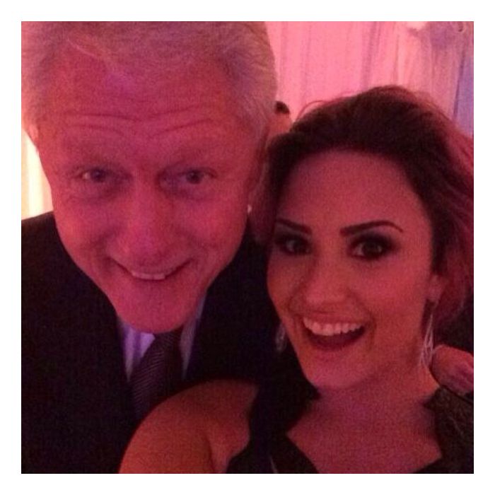 Demi Lovato orgulhosa com o selfie que fez com ex-presidente americano Bill Clinton, no facebook