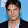 A gente sabe que o Ashton Kutcher é meio louco. A cara dele criar um canal no Youtube e usar uma máscara para tapar o rosto