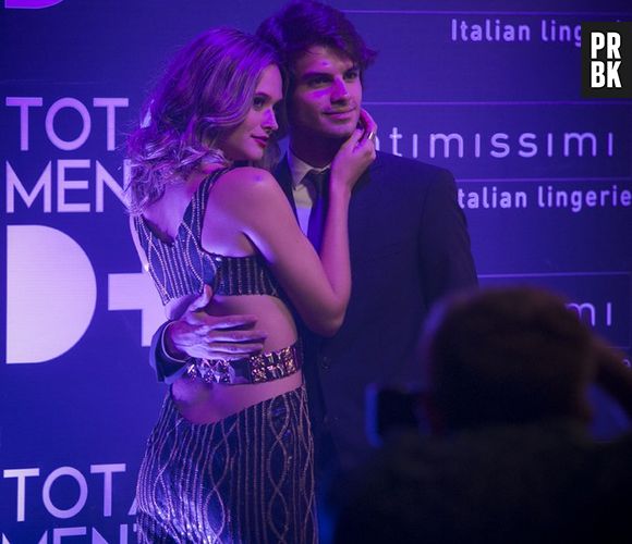 Novela "Totalmente Demais", Cassandra (Juliana Paiva) e Fabinho (Daniel Rocha) seguem firmes e fortes no namoro!