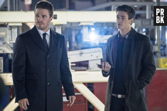 Barry Allen (Grant Gustin) ajudou Oliver Queen (Stephen Amell) em "Arrow"