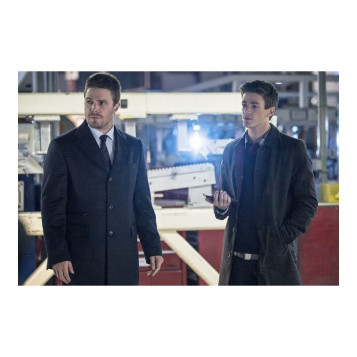 Barry Allen (Grant Gustin) ajudou Oliver Queen ( Stephen Amell)  em &quot;Arrow&quot;