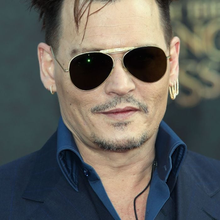Johnny Depp também deu as caras na première de &quot;Alice Através do Espelho&quot;