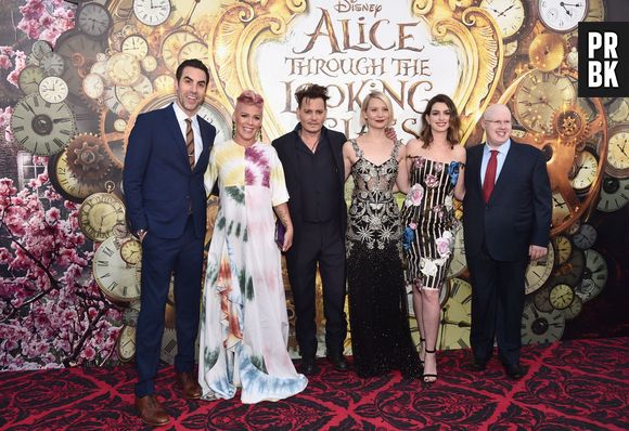 A première de "Alice Através do Espelho" rolou em Hollywood