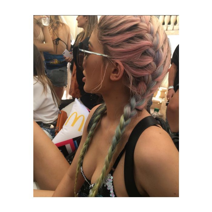 Kylie Jenner apareceu com os cabelos coloridos no Coachella 2016