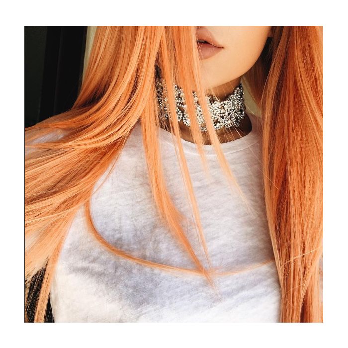 Kylie Jenner publicou foto no Instagram que aparece com os cabelos laranjas