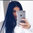 Kylie Jenner também já adotou um tom azul escuro no cabelo
