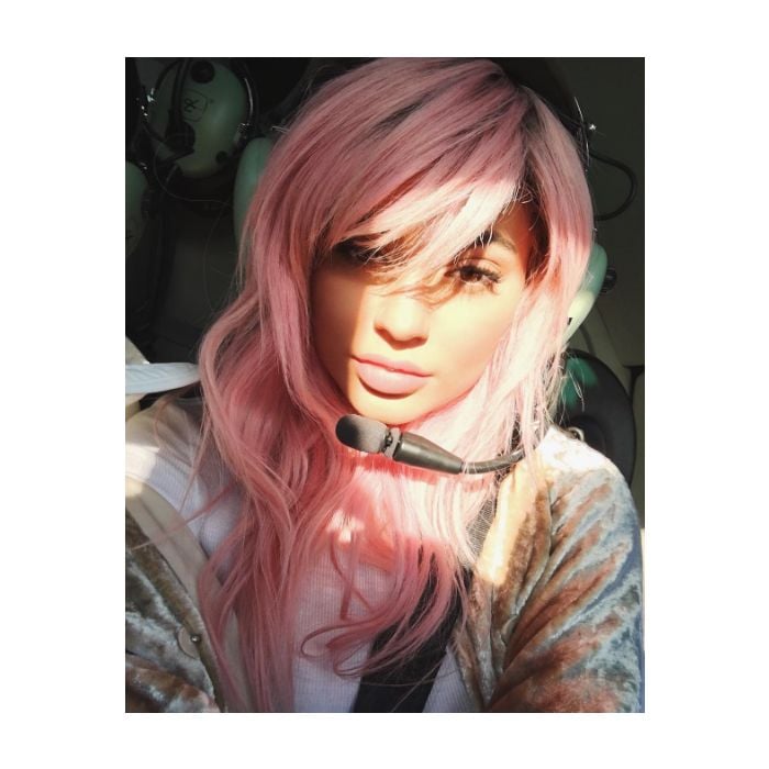Kylie Jenner inovou no visual e surgiu com os cabelos rosas no Instagram