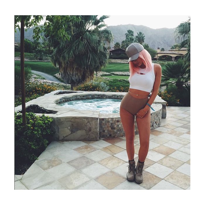 Kylie Jenner ostentou seu cabelo rosa nas redes sociais