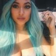 Kylie Jenner já teve os cabelos com a cor azul piscina