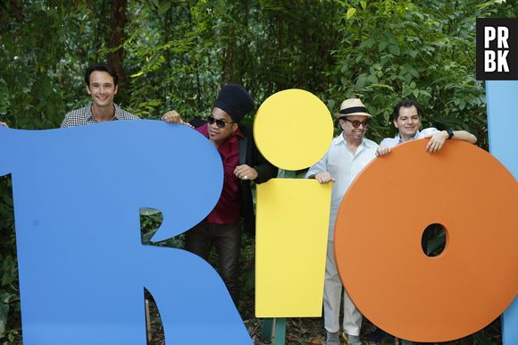 Elenco posa para fotos após entrevista coletiva sobre a animação "Rio 2"