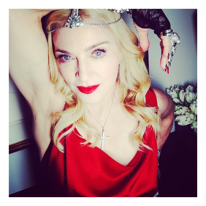 Dias antes, Madonna fez a mesma pose, mas exibiu axila depilada