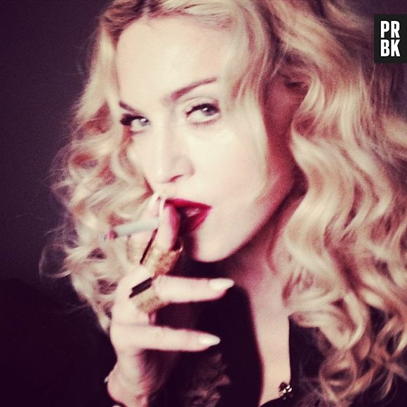 Fumando: Madonna não tem medo de ser polêmica