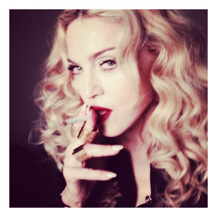 Fumando: Madonna não tem medo de ser polêmica
