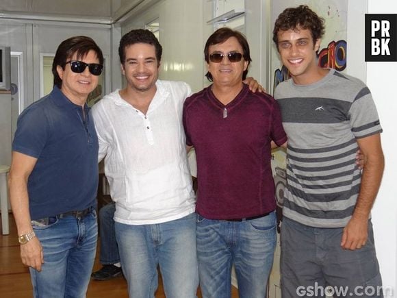 Thiago Mendonça e Ronny Kriwat posaram junto com os sertanejos Chitãozinho e Xororó nos bastidores da novela "Em Família"