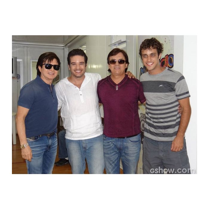 Thiago Mendonça e Ronny Kriwat posaram junto com os sertanejos Chitãozinho e Xororó nos bastidores da novela &quot;Em Família&quot;