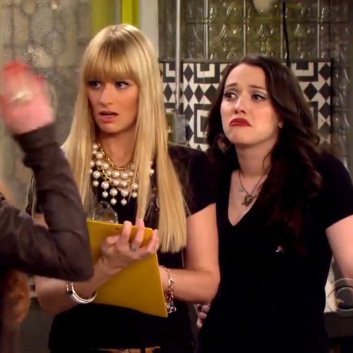 Max (Kat Dennings)  e Caroline (Beth Behrs) chocadas com as exigencias da noiva, em &quot;2 Broke Girls&quot;