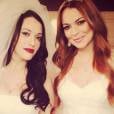 No Instagram de Kat Dennings, a protagonista de "2 Broke Girls" divulgou foto como noiva ao lado de Lindsay Lohan