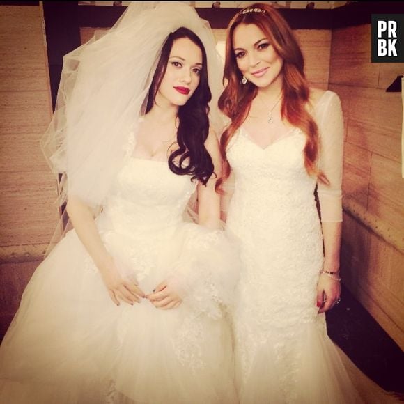 No Instagram de Kat Dennings, a protagonista de "2 Broke Girls" divulgou foto como noiva ao lado de Lindsay Lohan