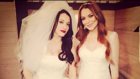 Série "2 Broke Girls" divulga dois vídeos com a participação de Lindsay Lohan