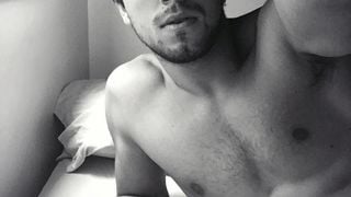 Rodrigo Simas sensualiza sem camisa no Instagram e fãs elogiam: "Como pode ser tão lindo?"