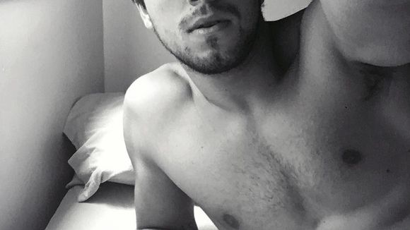 Rodrigo Simas sensualiza sem camisa no Instagram e fãs elogiam: "Como pode ser tão lindo?"