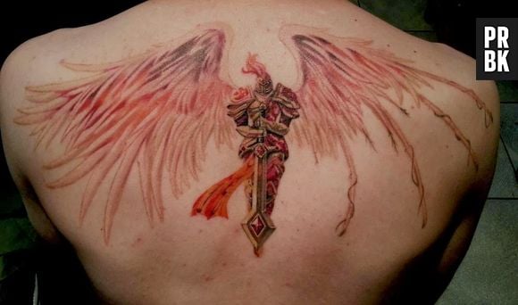 "A sua hora chegou.", diz a Kayle. Só se for a hora de ter uma tatuagem legal como essa