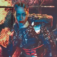 Rihanna aparece coberta de joias em ensaio futurístico para W Magazine! Confira