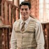 Novela "Êta Mundo Bom": Osório (Arthur Aguiar) chega de surpresa com os convites de casamento
