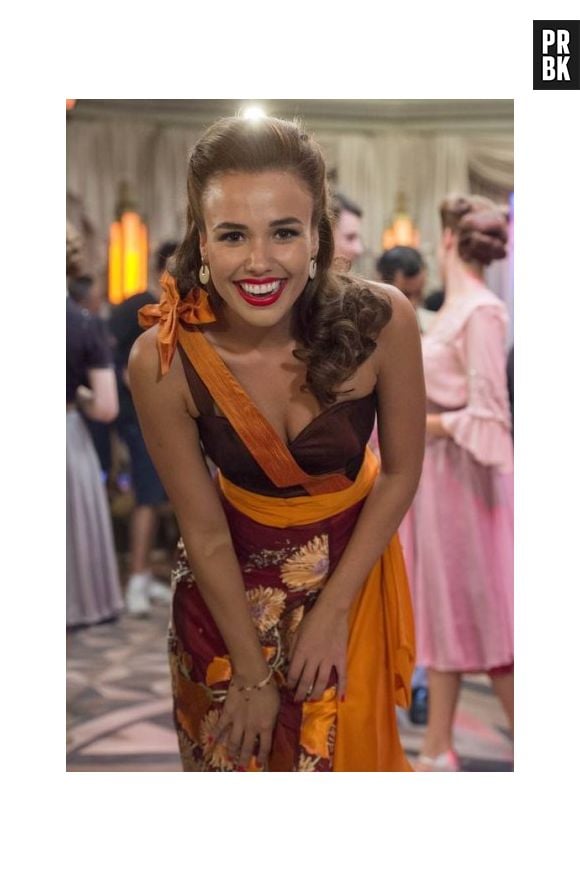 Em "Êta Mundo Bom!", Sarita (Juliane Araújo) pede para ter uma conversa em particular com Mafalda (Camila Queiroz) minutos antes do casamento