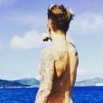 Justin Bieber curte tanto uma praia que ele até ficou peladão!
