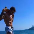 Lucas Lucco arrasa no corpão e na vista linda da praia do Rio de Janeiro!