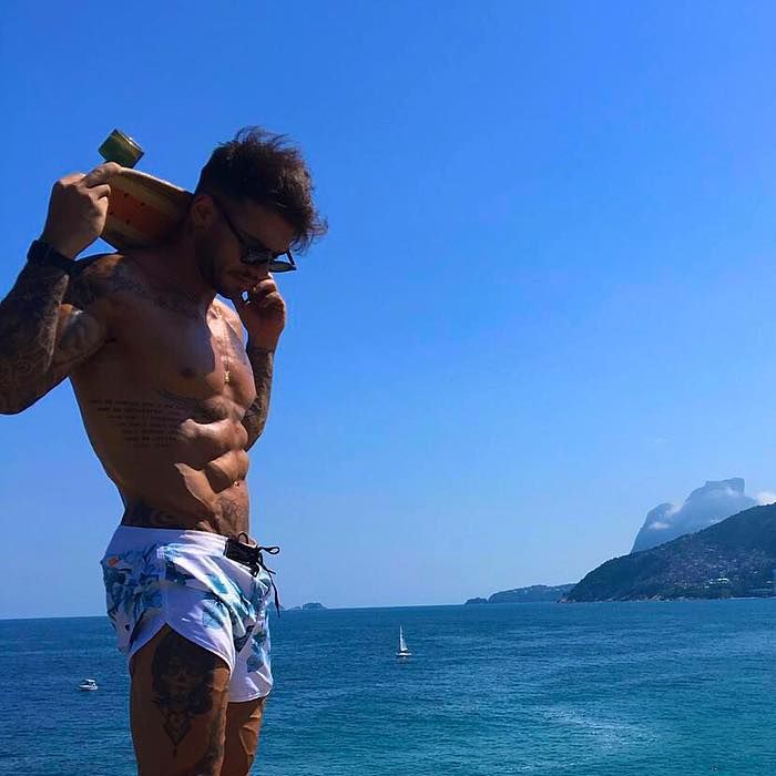 Lucas Lucco arrasa no corpão e na vista linda da praia do Rio de Janeiro!