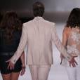  Durante o desfile no Fashion Rio, Reynaldo Gianecchini simulou uma m&atilde;o boba em Giovanna Antonelli e Tain&aacute; M&uuml;ller 