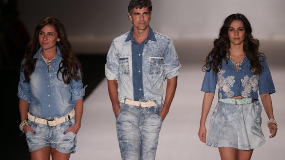 Reynaldo Gianecchini "apalpa" Giovanna Antonelli e Tainá Müller no Fashion Rio