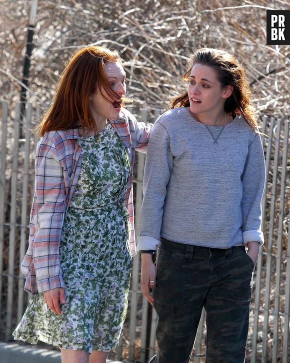 No filme "Still Alice", Julianne Moore encarna na pele de uma professora com Alzheimer. Já Kristen interpreta a filha da pedagoga