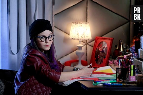 Isabela (Larissa Manoela) também usa mechas roxas no cabelo em "Cúmplices de Um Resgate"