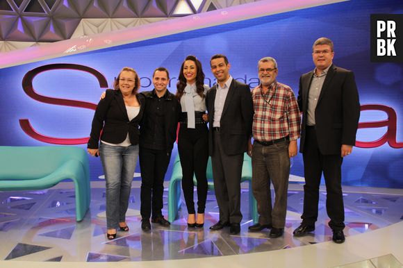 Sabrina Sato posa ao lado da equipe do "Programa da Sabrina"