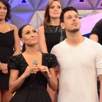 Sabrina Sato estreia novo programa na TV e recebe namorado no palco