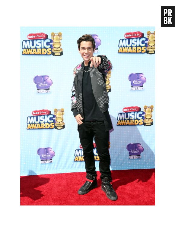 Austin Mahone também passou pelo tapete vermelho do Radio Disney Music Awards 2014