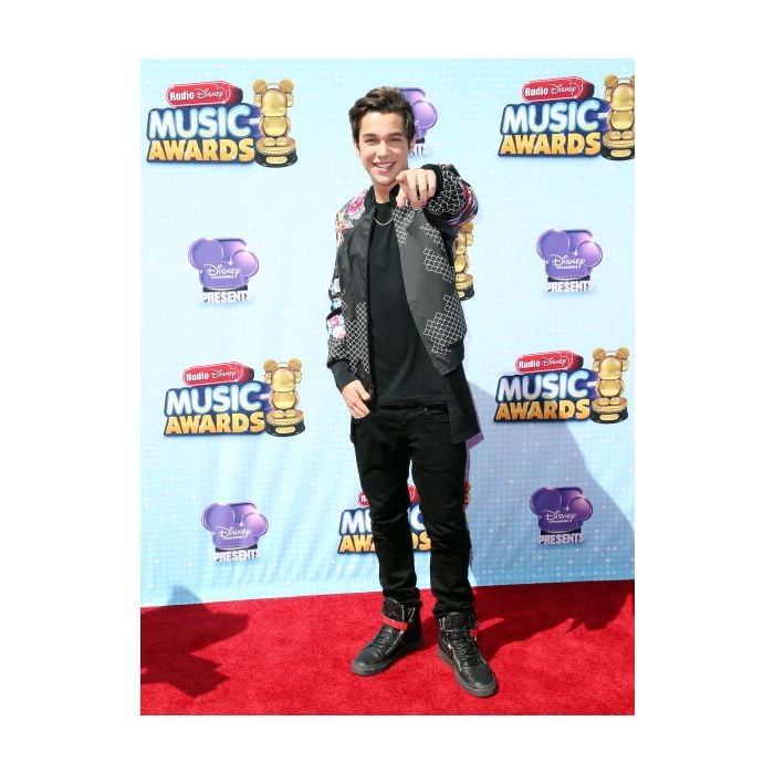  Austin Mahone tamb&amp;eacute;m passou pelo tapete vermelho do Radio Disney Music Awards 2014 