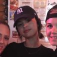 Selena Gomez posa com fãs em restaurante e internet vai à loucura com essa volta!