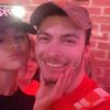 Selena Gomez posa com fãs em restaurante e internet vai à loucura com essa volta!