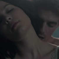 The Chainsmokers e Halsey em "Closer": pegação e cenas sensuais marcam clipe do hit! Confira
