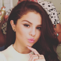 Selena Gomez, Ariana Grande, Camilla Cabello e outras famosas que aderiram ao delineador gatinho