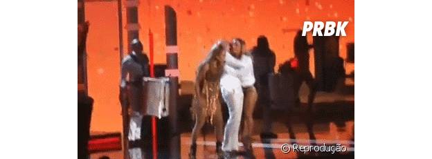 Jennifer Lopez sai apressada e quase deixa Cláudia Leite no vácuo.