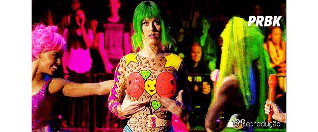 Katy Parry mostrando seus bal&otilde;es durante o Billboard Music Awards