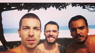 Di Ferrero, Fi Ricardo e Túlio Dek malham na praia e postam selfie no Instagram