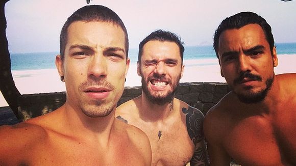 Di Ferrero, Fi Ricardo e Túlio Dek malham na praia e postam selfie no Instagram