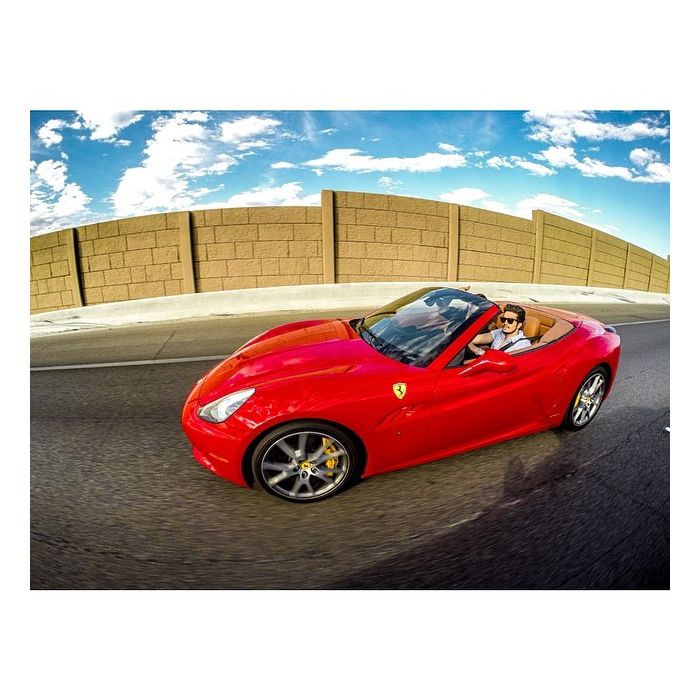  Em viagem aos Estados Unidos, Luan Santana alugou uma Ferrari para passear 